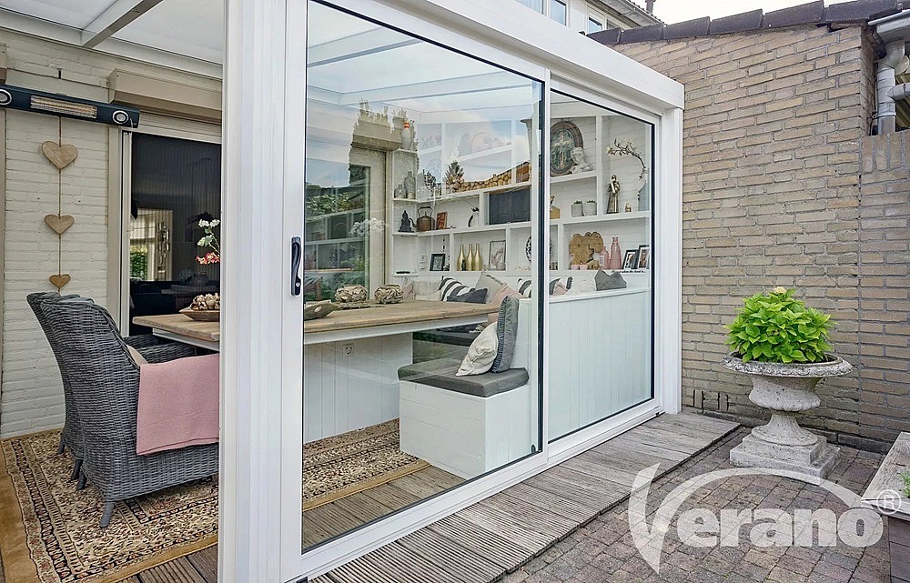 overkapping met V790 Solano glazen schuifwand met helder glas - glaswand - glaspanelen - polycarbonaat