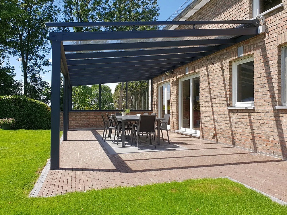 Terrasoverkapping met glas - overkapping - buitenzonwering - moderne stijl - plat dak - stevige constructie