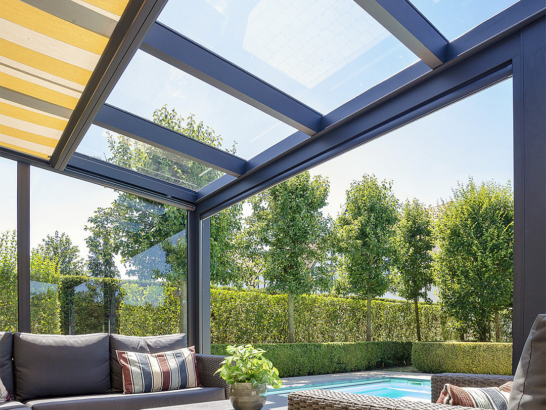 Overkapping met verandazonwering - zonnewering - glazen dak - perfecte setting voor de warme dagen - meer schaduw