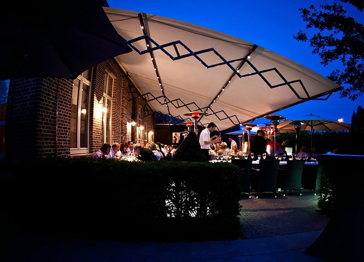 gasten zonwering horecagelegenheden zonnescherm horeca zware stalen armen
