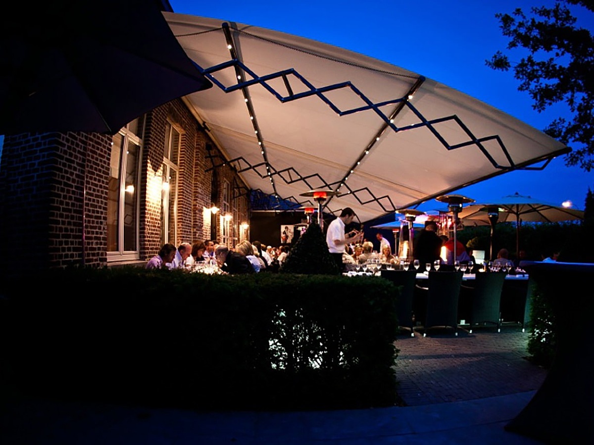 gasten zonwering horecagelegenheden zonnescherm horeca zware stalen armen ledverlichting