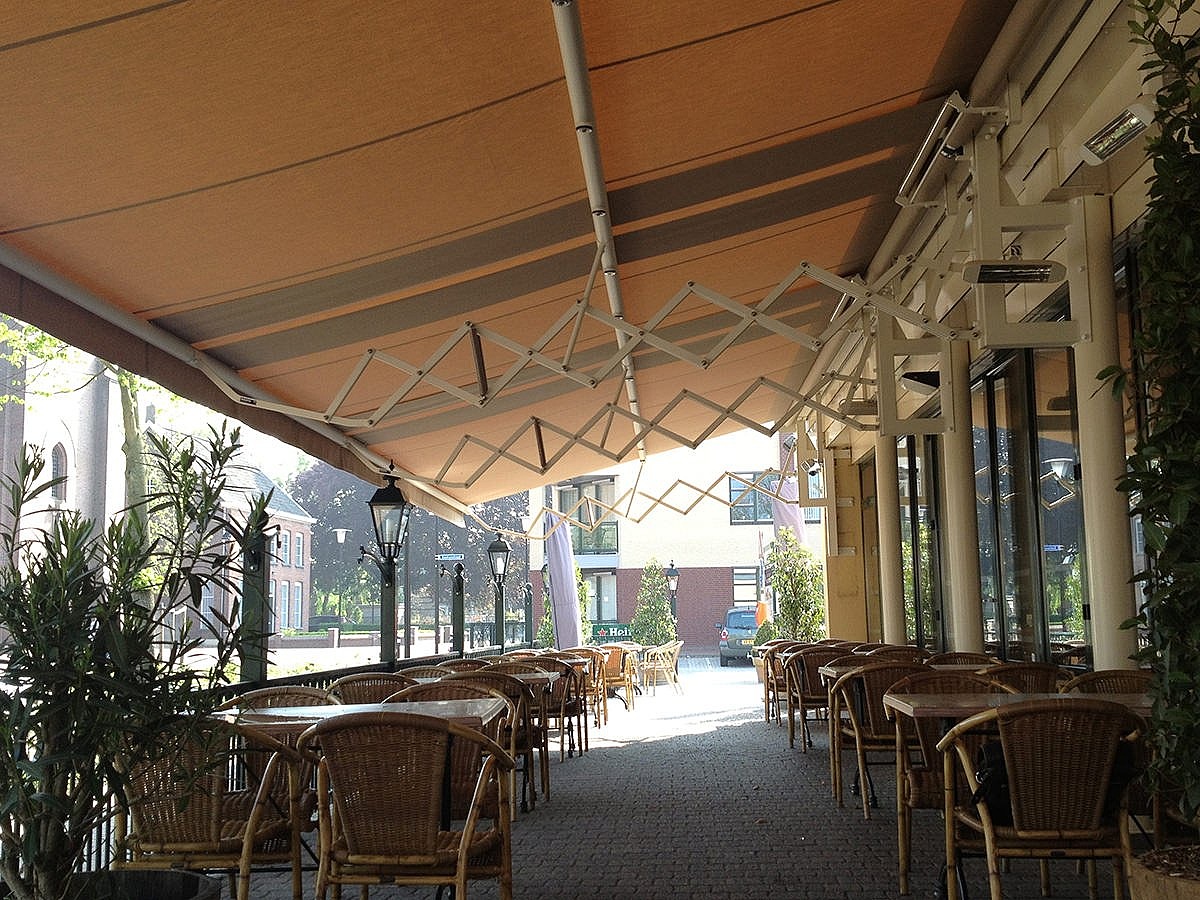 op maat gemaakte schaararmschermen schaararmscherm zonwering schaararm zonnescherm horeca