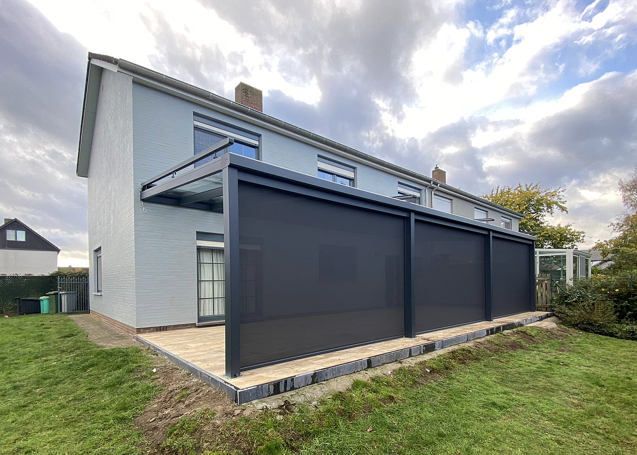 Overkapping met glas en screens - zonwerende doek - ritsscreen - eenvoudige bediening - op maat gemaakt - ramen - buitenzonwering