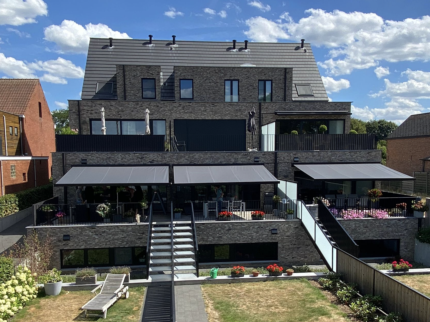 elektrische zonneluifel - zonneschermen - knikarmscherm - zonnescherm - balkon - zonneluifels