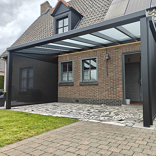 Overkapping met glas en screens