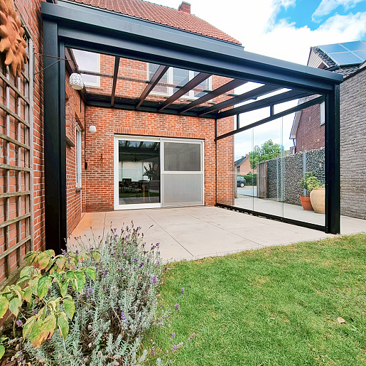 Overkapping met glas, glaswanden en screen te Geel