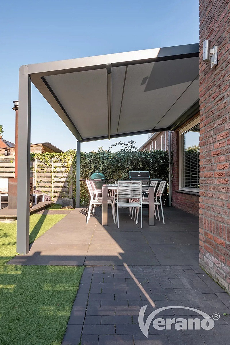 Tumba - moderne pergola met staanders sterk materiaal