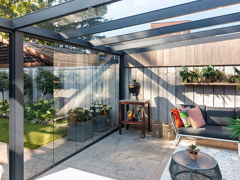 Overkapping met glaswanden glazen schuifdeuren glazen wand